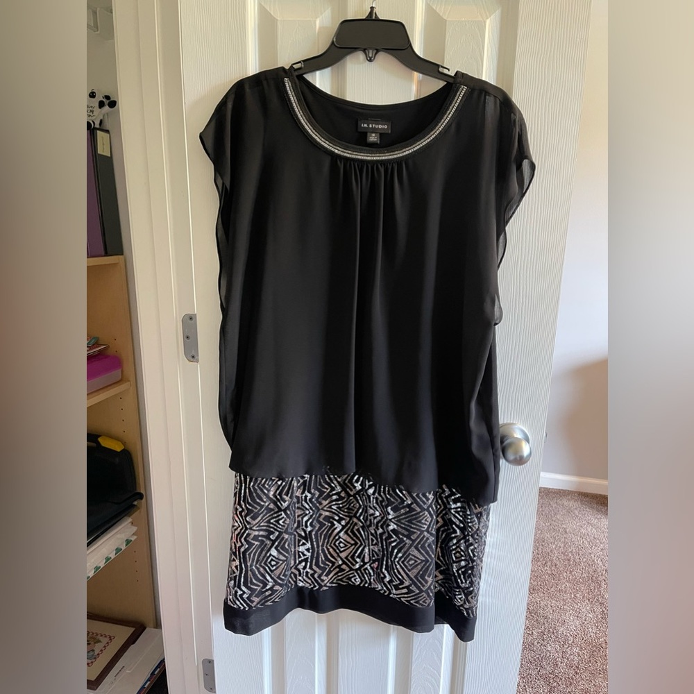 Smart and sexy black and silver party dress! So cute!